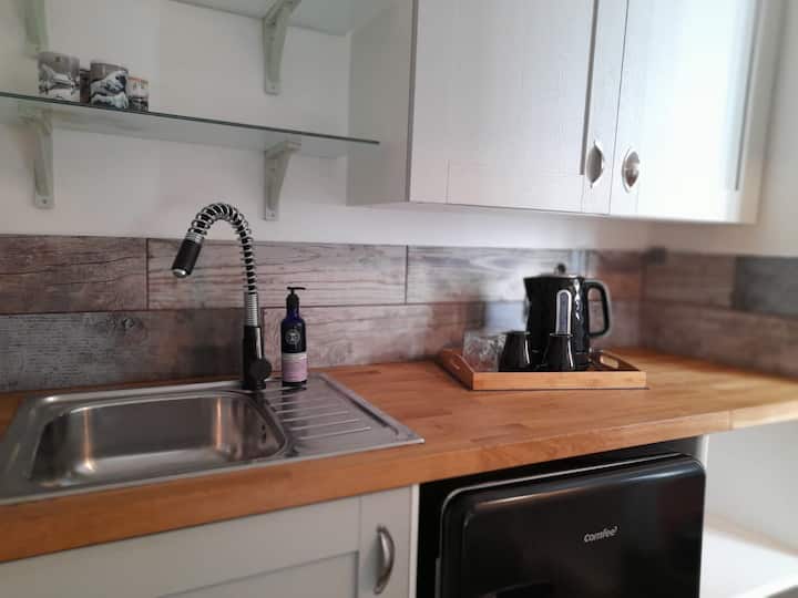 Kensington Studio, Ensuite & Kitchenette - Earls Court