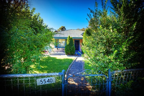 The pink house - cottage in the heart of Mitta