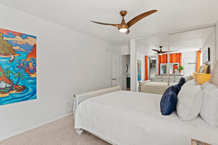 غرفة نوم مع خزانة كبيرة بها مرايا