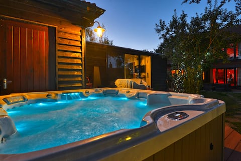 'Beech House' with Shepherds Hut, Hot Tub & Sauna