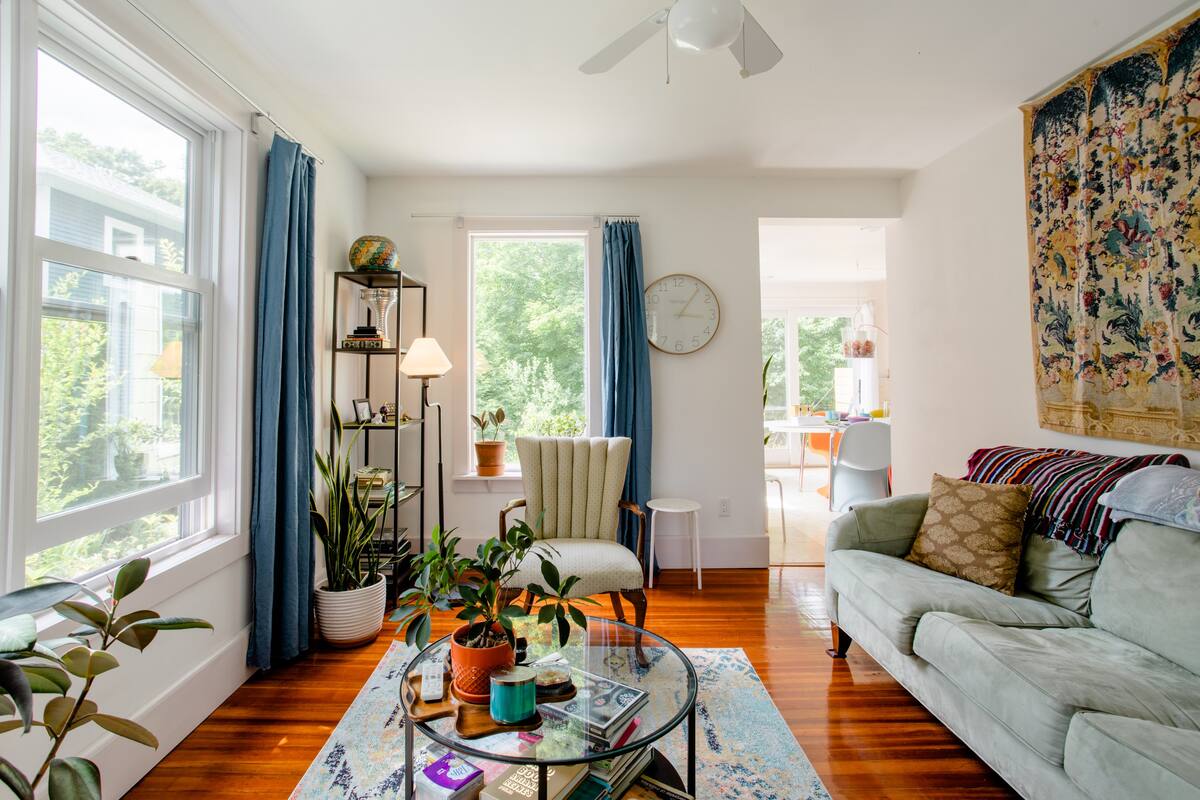 Successful Airbnb property: Bright, modern home. Walk to Smith/Northampton in Northampton