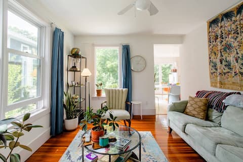 Successful Airbnb property: Bright, modern home. Walk to Smith/Northampton in Northampton