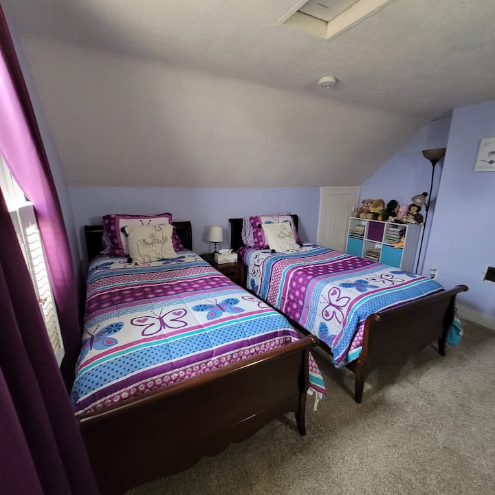 Twin bedroom on 2nd floor. Lots of toys and books!