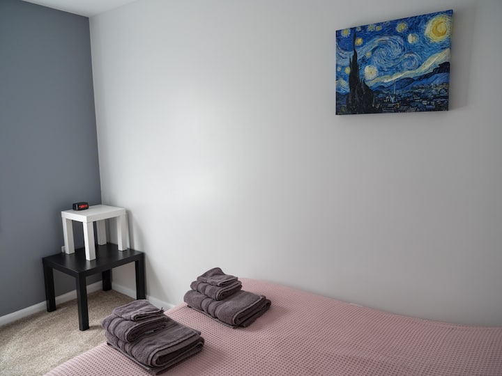 ห้องนอน #2 พร้อมเตียงขนาดใหญ่และตู้เสื้อผ้า