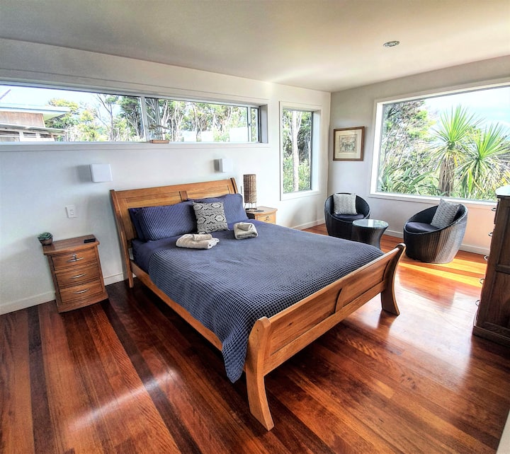 Queen bedroom