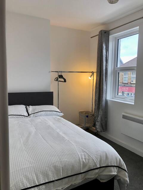 Newly decorated, separate room in Poole (Room 4)