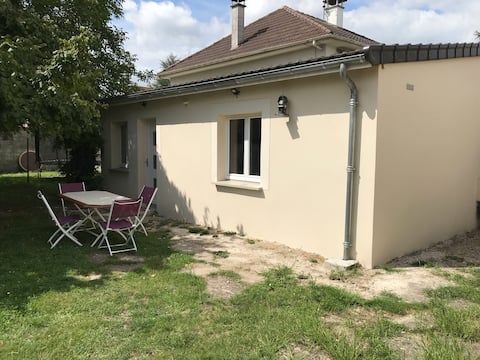 Independent house with garden. Close to Paris-