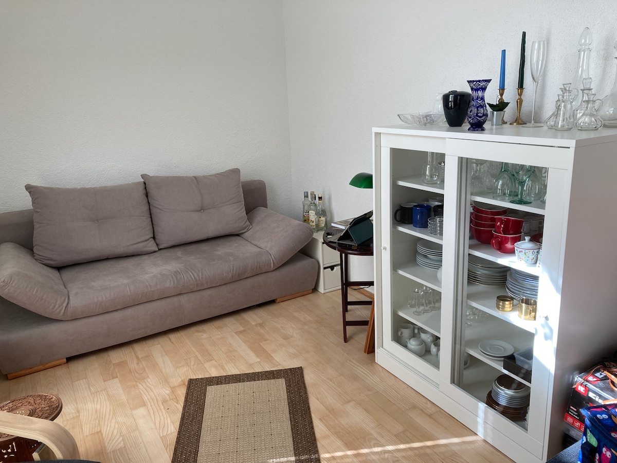 Всекидневна с разтегателен диван, фотьойл, трапезария и телевизор