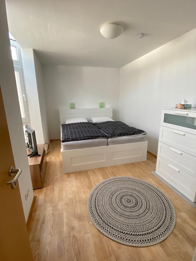 1 - ви етаж спалня с двойно легло (180 x 200) с гардероб и чекмеджета