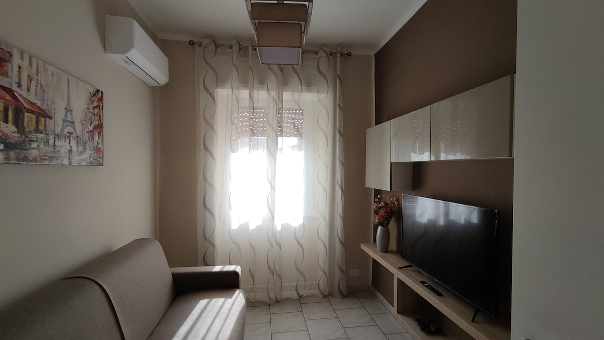 Popular Airbnb listing: Oikos Arethusa with Balcony Overlooking the Sea in Siracusa