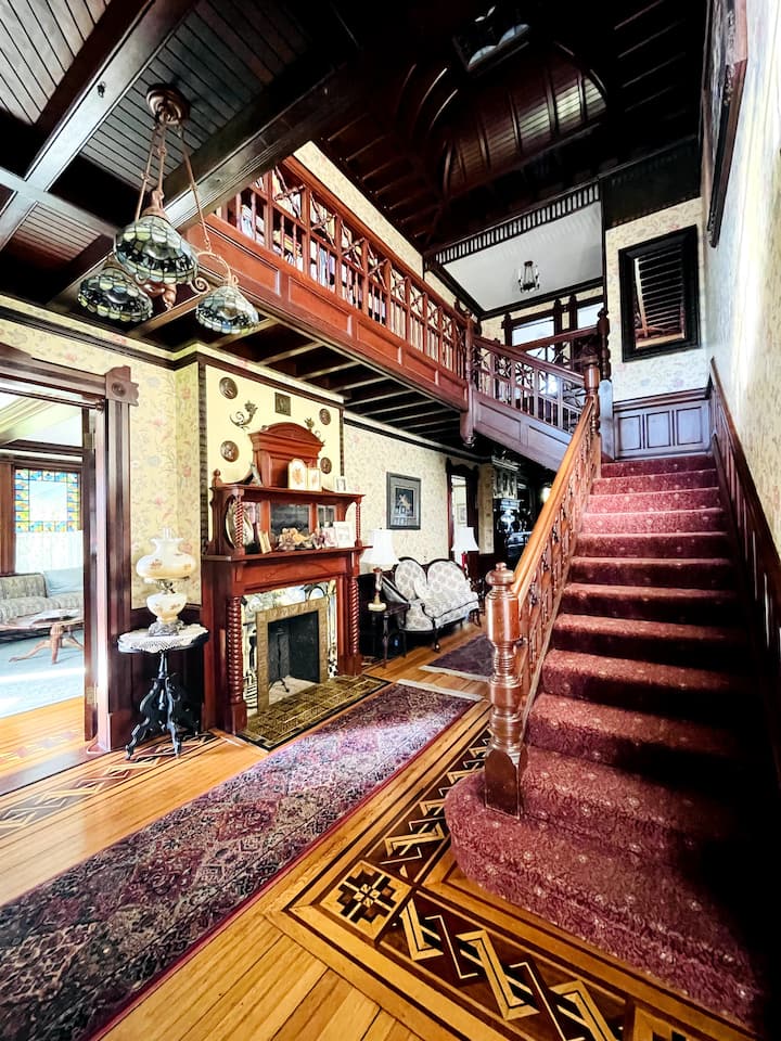 The Lacey Rose Golden Room Bed and breakfasts for Rent in Belchertown, Massachusetts, United