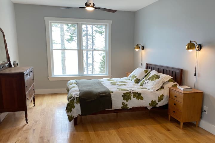 Vue sur l'océan, chambre principale, 1er étage, lit queen size avec salle de bain privée attenante.