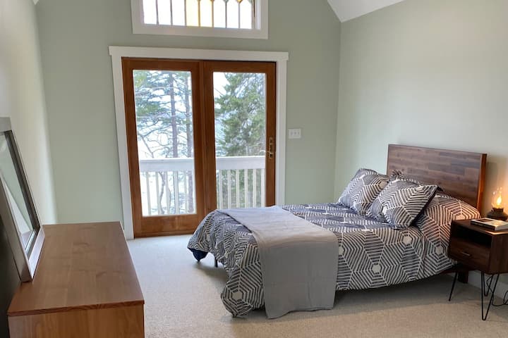 Vue sur l'océan, grande chambre au 2e étage avec petit balcon privé. Lit queen size, 2ème lit double peuvent être ajoutés sur demande. Peut accueillir de 1 à 4 personnes. 