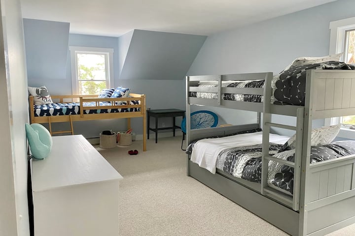 Chambre au 2e étage. 2 lits superposés complets avec lits gigognes jumeaux plus lits jumeaux avec vue sur l'océan. Peut accueillir 4 personnes au total. 