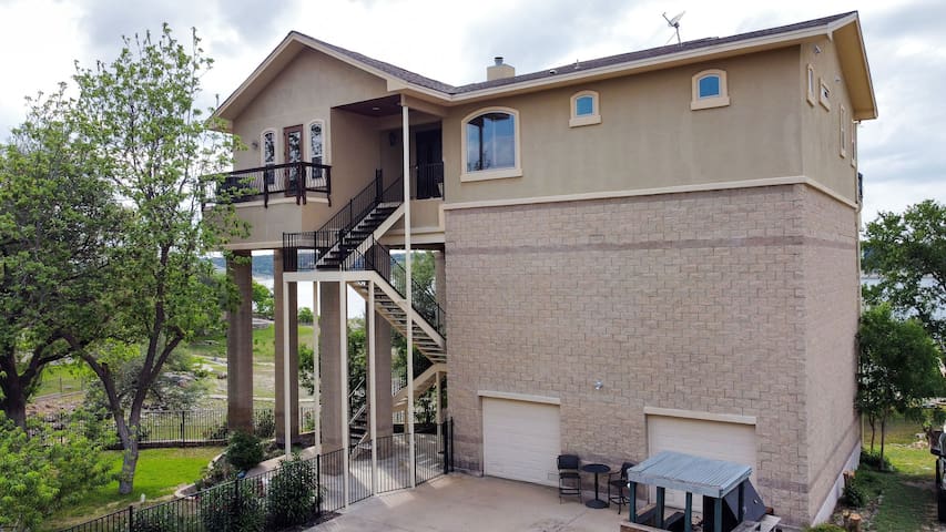 Lake Travis Waterfront Home w/Private Boat Dock gallery image 2