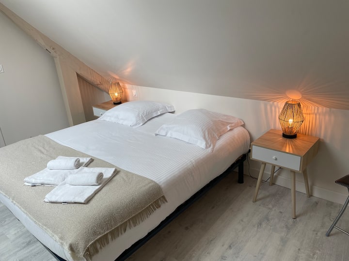Au 2ème étage (R+2) : Chambre 3 : suite parentale avec lit Queen Size (160x190)
