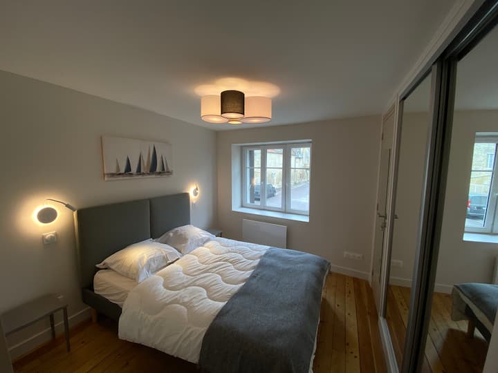 Au R+1 : chambre 1  avec lit double  et placard-dressing