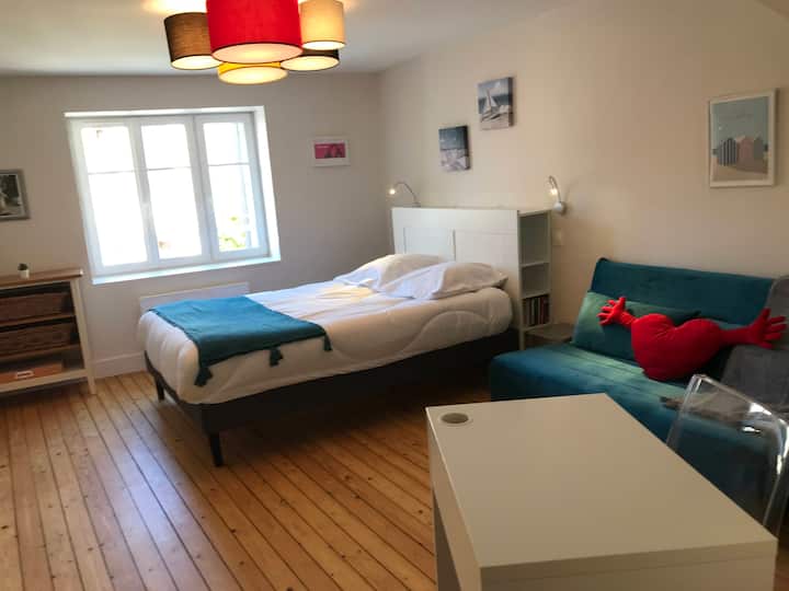 Au R+1 : chambre 2 : vaste chambre avec lit double