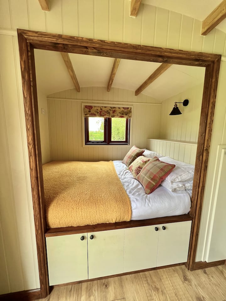 Dvojposteľ s krásnym výhľadom za oknom na prebudenie!