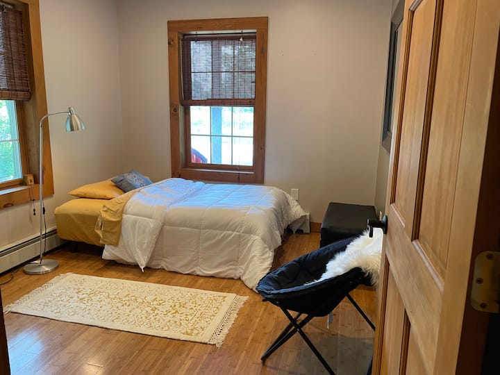 Dhoma e gjumit në katin e poshtëm të poshtëm të konvertuar në shtrat.