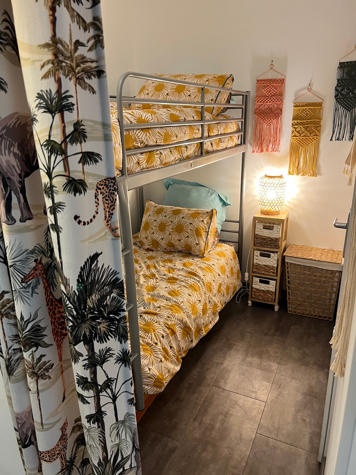 Стая в дървена колиба с удобни двуетажни легла