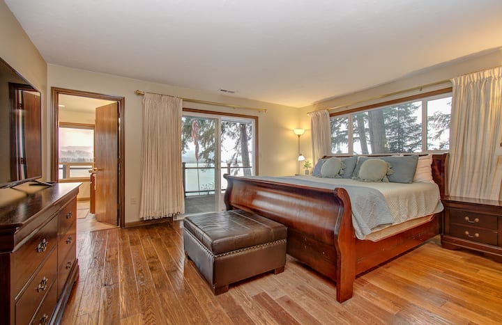 سرير كبير في غرفة النوم الرئيسية