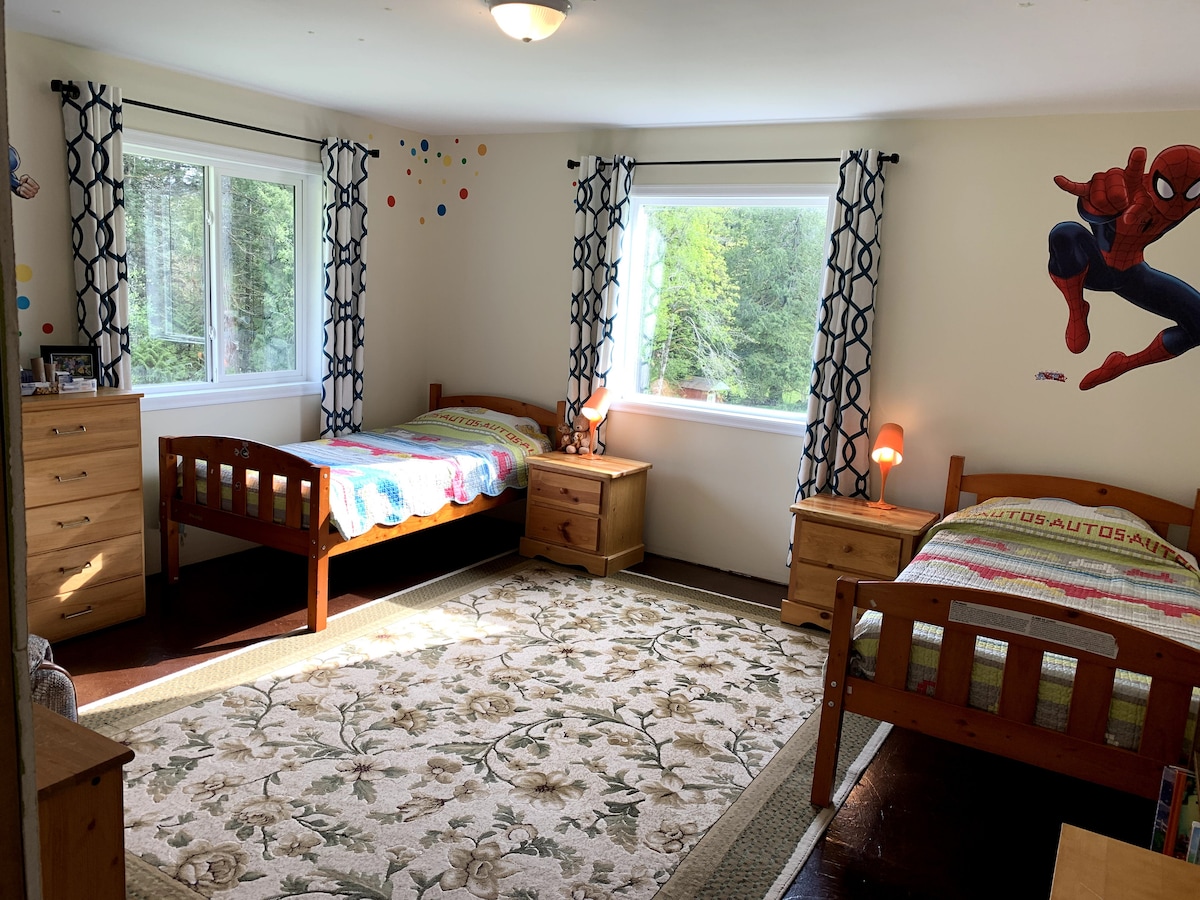 Спалня №1 с 2 единични (единични) легла с изглед към полетата и към езерото