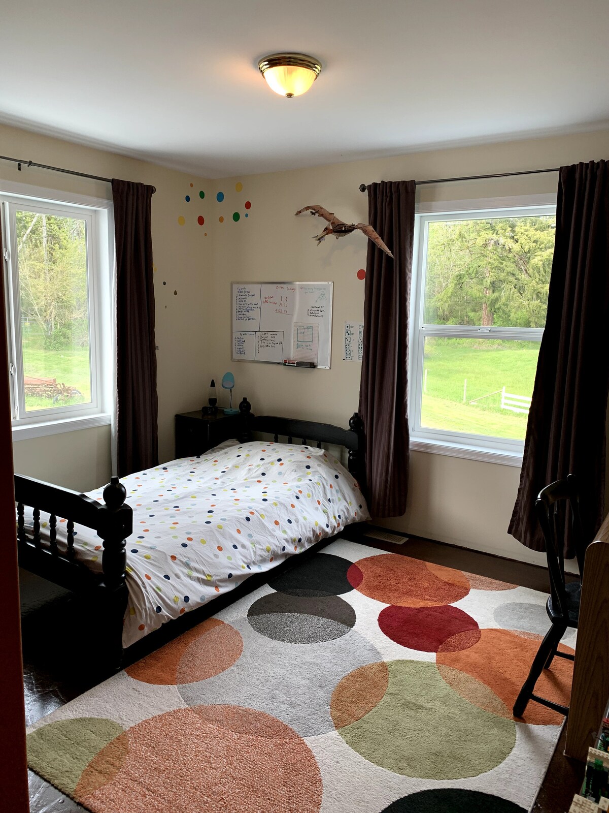 Спалня №3 с единично легло с изглед към предната част на къщата и към портата към пътеката.