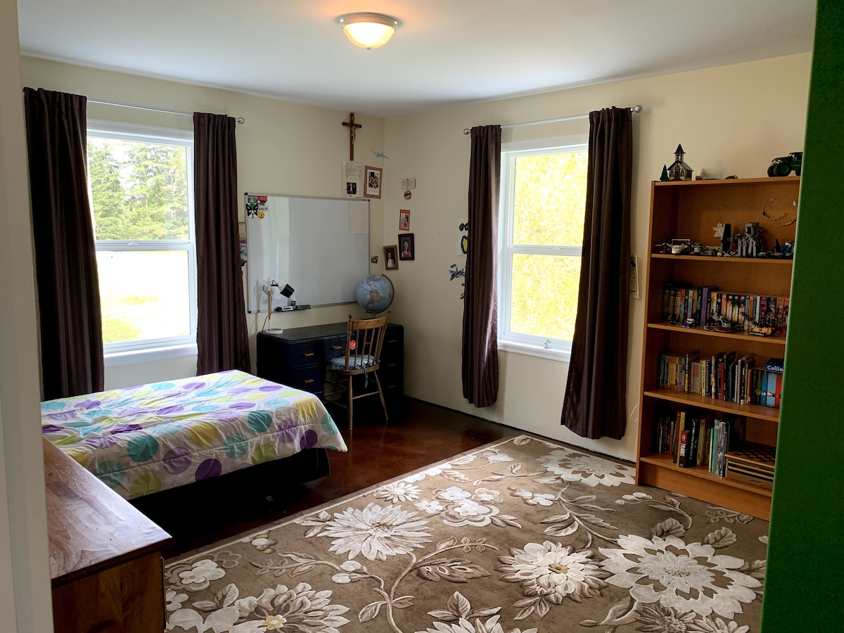 Спалня №2 с единично легло и изглед към предната част на къщата и езерото