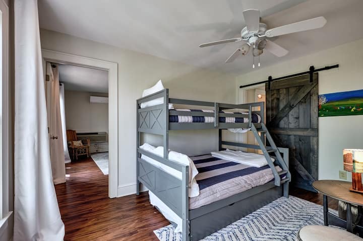 El loft funciona como un segundo dormitorio, pero está abierto a las escaleras. Tanto el loft como los dormitorios principales comparten el mismo baño, pero cada uno tiene una entrada independiente.