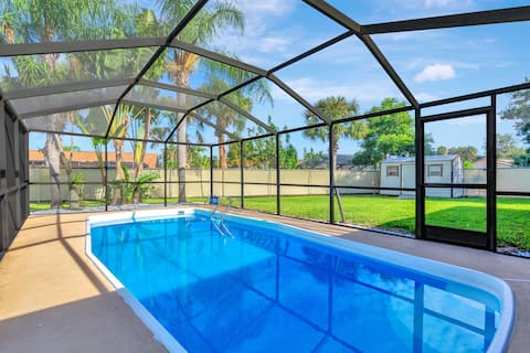 Top performing Airbnb: 3 bed with heated pool & unique gameroom in Apollo Beach