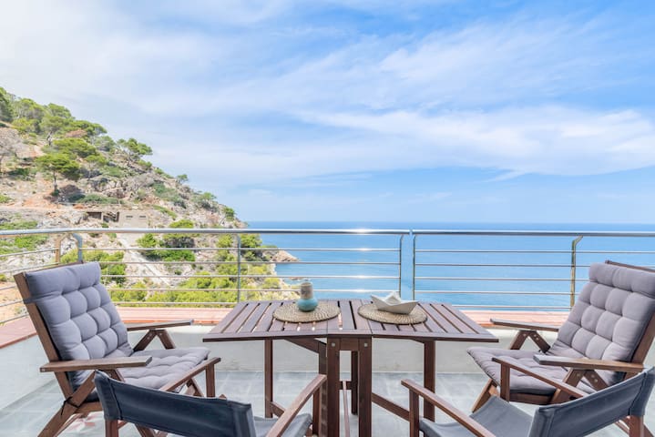 Seafront Duplex! 2 Panoramic Terraces, Pool & WiFi