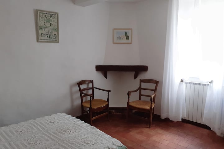 Спална соба 2, поглед кон градината со голем плакар за постелнина