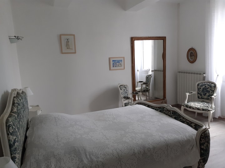 Спална соба 1 , романтична и нејзината прекрасна провансалска гардероба