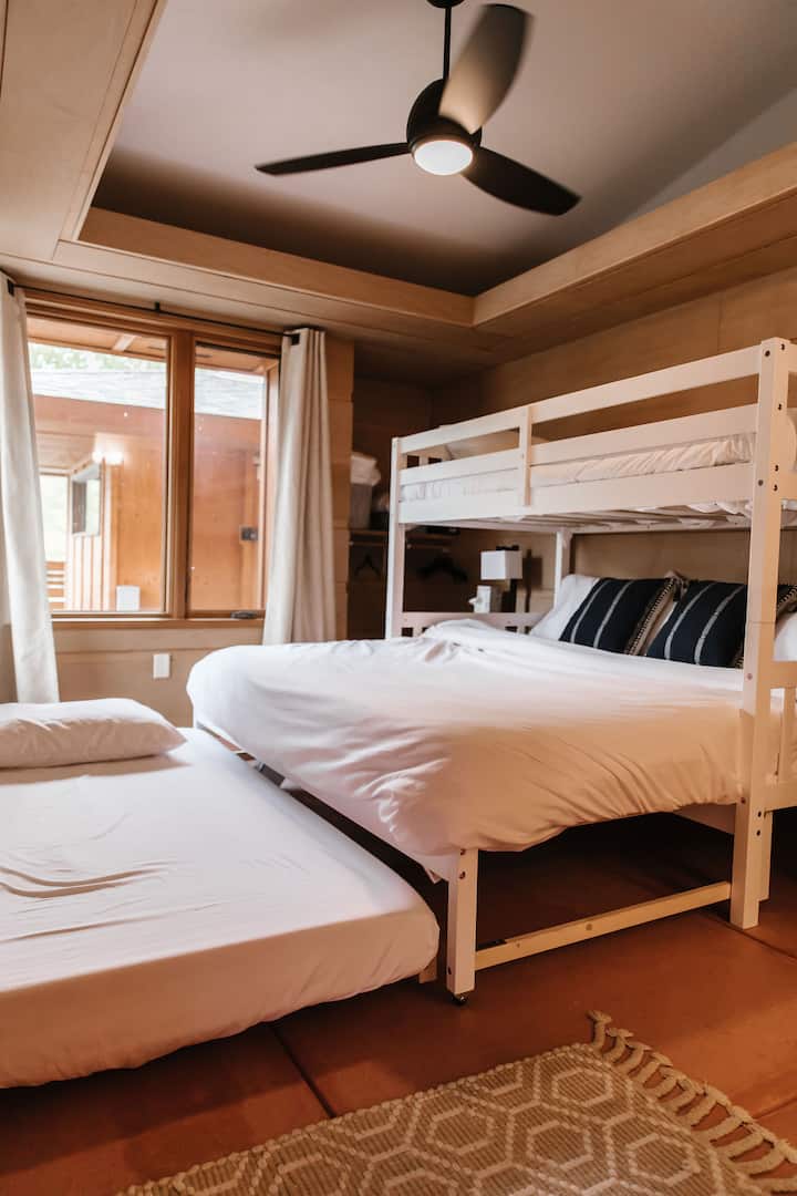 Hay mucho espacio para que todos duerman. litera tamaño KING con cama nido extraíble.  Este dormitorio tiene una entrada independiente.