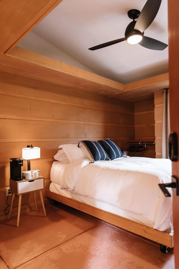 Dormitorio con entrada independiente y baño en suite.  Café disponible en el dormitorio para esas mañanas en las que quieras quedarte.