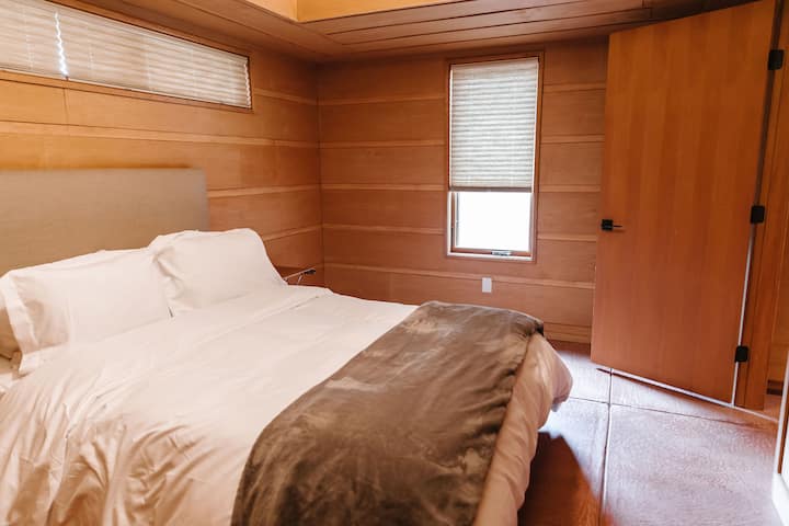 Cama súper cómoda en el dormitorio principal.