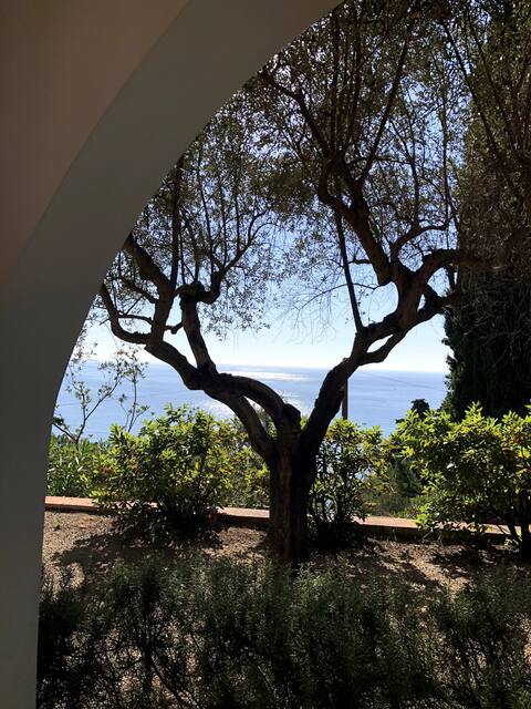 Pretty villa with sea views