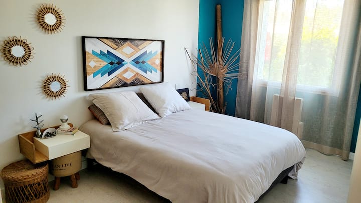 2 спални с двойно легло 140х190 см, олекотени завивки и възглавници, съблекалня и закачалки. Ютия. Осигуряване на чадър и бебешко столче при поискване. Не са осигурени завивки и завивки.