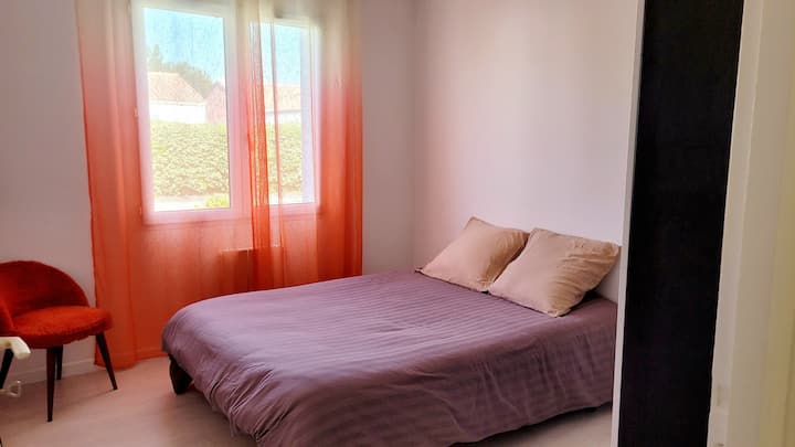 2 спални с двойно легло 140х190 см, олекотени завивки и възглавници, съблекалня и закачалки. Ютия. Осигуряване на чадър и бебешко столче при поискване. Спално бельо и олекотени завивки по избор (15 €/ допълнително легло)