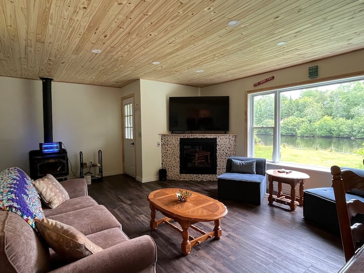 Melody's Oasis Waterfront 3 Bdrm, 2 Bthrm - Kawartha Lakes