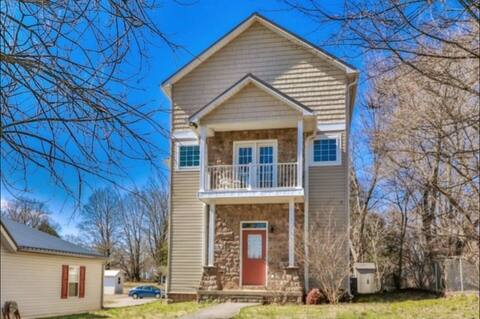 Quiet, Clean & Secure 5bd/5ba Skinny House