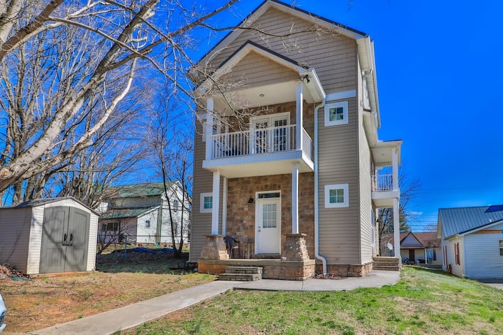 Quiet, Clean & Secure 5bd/5ba Skinny House