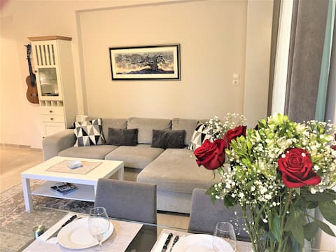 Popular Airbnb listing: Elegant apartment overlooking a green garden in Δήμος Γλυφάδας