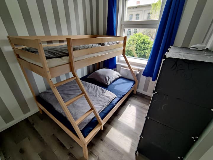 Habitación para niños con litera doble. Arriba 90 x 200 cm, abajo 140 x 200 cm.