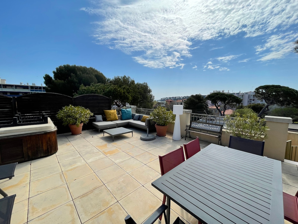 Popular Airbnb listing: Apartment with roof terrace and Jacuzzi in Antibes