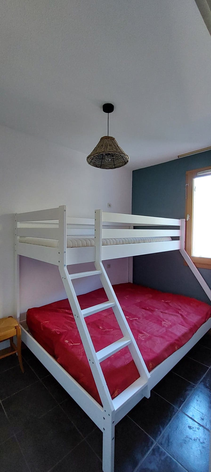 Dormitorio con litera, 2 lugares  140 X 200 + 1 lugar en la parte superior 90 x 200