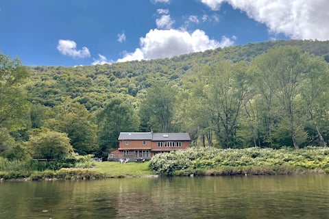 Pool / Theater / Hottub / Riverfront / 8-Bedroom