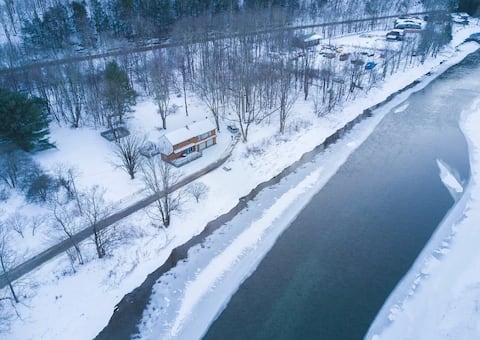 Secluded 8-bedroom / Theater / Riverfront /Hottub