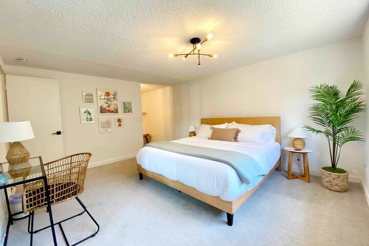 พักผ่อนที่จำเป็นมากในห้องนอนหลักมีห้องน้ำในตัว มีความเป็นส่วนตัวมากมายด้วยฝักบัวและโถสุขภัณฑ์หลังประตูที่ปิดสนิททำให้อ่างล้างหน้าเข้าถึงได้คล้ายกับการกำหนดค่าห้องน้ำของโรงแรม ผ่อนคลายและดูหนังจากเตียงคิงไซส์ 